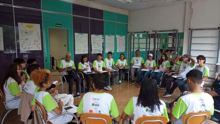 Parceria IEE e SESC capacita 750 educadores do litoral sul paulista para atender crianças neuroatípicas