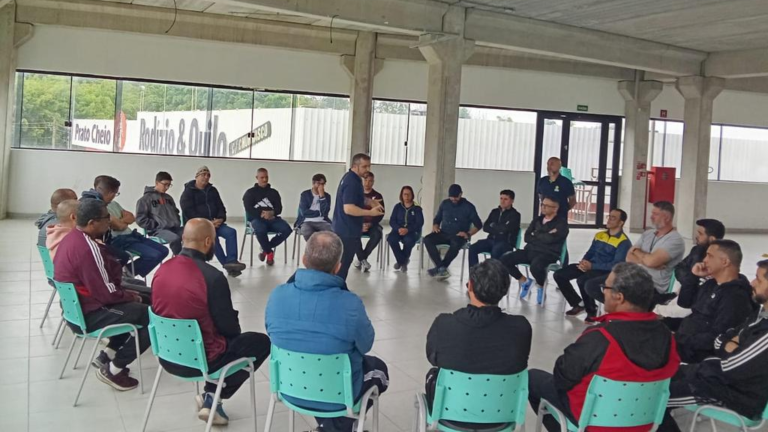 Parceria IEE e SESC capacita 750 educadores do litoral sul paulista para atender crianças neuroatípicas